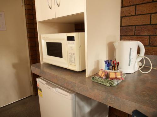 
a microwave oven sitting on top of a counter at Ruthven Street Motor Inn in Toowoomba
