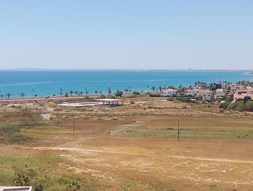 Blick auf den Strand und das Meer in der Unterkunft Sokrates in Larnaka