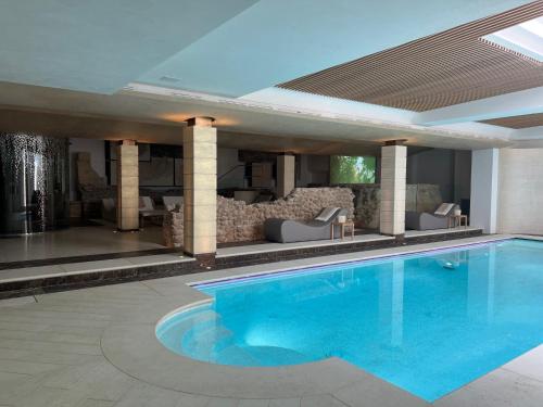 una piscina in una casa con soggiorno di Palazzo Reggiani - Maria Callas a Verona