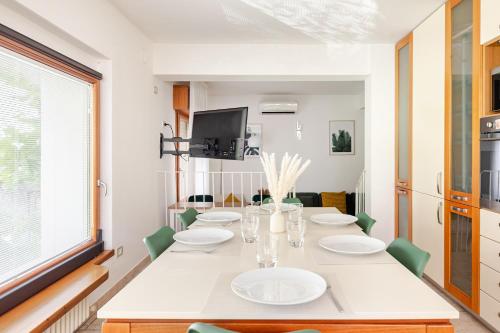 Televisyen dan/atau pusat hiburan di Exclusive Apartament e Depandance - Vle Dante - Riccione - Privacy ed Enormi Spazi nel Quartiere più Rinomato