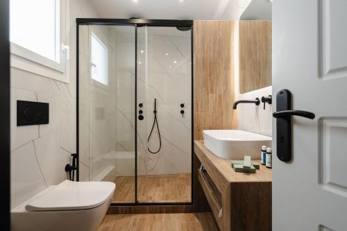 Ένα μπάνιο στο Prelude 2BR Apartment Naxos Town Center Near Beach