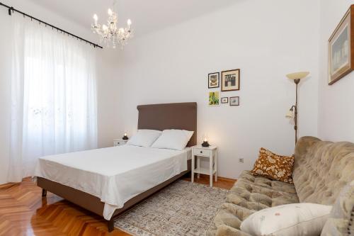 Regina Old Town Apartment 2BR Terrace & Parking