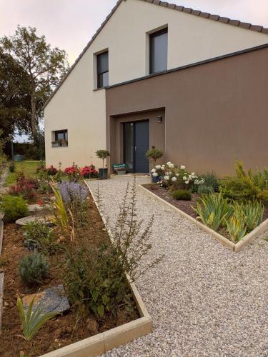 une maison avec un jardin devant dans l'établissement Coeur et Nature, à Colembert