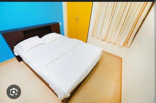 Cama o camas de una habitación en SHALOM RESIDENCY