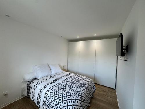 Un pat sau paturi într-o cameră la Appartement Lumière & Nature Cœur d Albitreccia