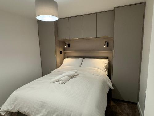 Una cama blanca con dos toallas encima. en New 1 Bedroom Apartment Near Sheffield United Football Club, WiFi, Parking & Much More, en Sheffield