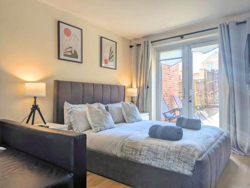 En eller flere senge i et værelse på Stylish 4-Bed, 3-Bath Townhouse with Free Parking