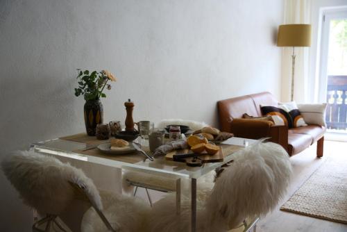 a living room with a table and a couch at Cosy & Style Zell am See in Schmitten