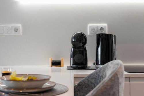 Tetera y cafetera en Ocean front Apartment with Pool in Fuseta