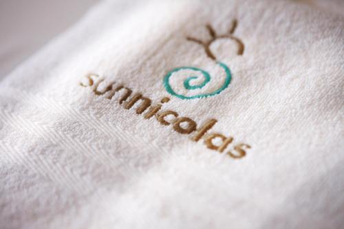 Et logo, certifikat, skilt eller en pris der bliver vist frem på Sun Nicolas