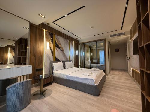Ένα ή περισσότερα κρεβάτια σε δωμάτιο στο Golden Stone Hotel Akçay