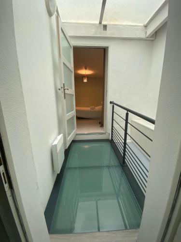un couloir avec un sol en verre dans un bâtiment dans l'établissement Appart Hotel - Les Cosy De Nancy - Place du marché, proche gare, à Nancy