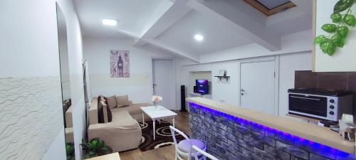 ein Wohnzimmer mit Couch und Fernseher in der Unterkunft Apartments Center HSV in Novi Sad