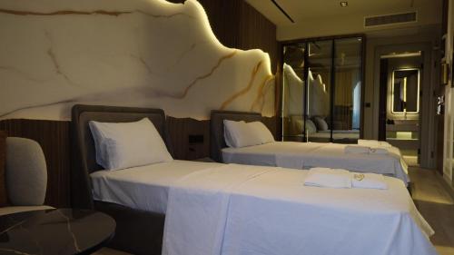 Ένα ή περισσότερα κρεβάτια σε δωμάτιο στο Golden Stone Hotel Akçay