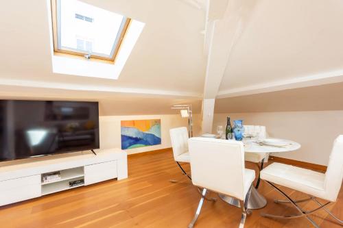 un salon avec une table à manger et une télévision dans l'établissement Luxurious StudioLoft 3 MINUTES FROM LA CROISETTE, à Cannes