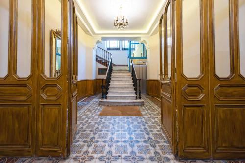 - un couloir avec des portes et des escaliers en bois dans un bâtiment dans l'établissement Luxurious StudioLoft 3 MINUTES FROM LA CROISETTE, à Cannes