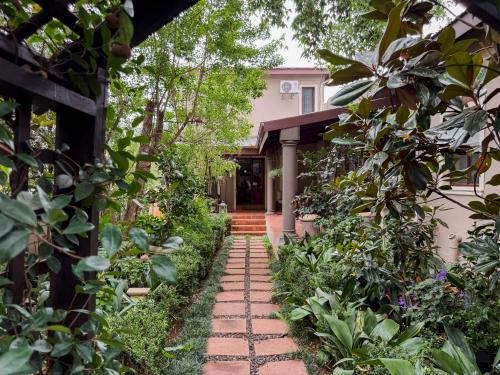 a garden path leading to a house at The Urn Guesthouse in Middelburg