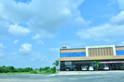 a view of the outside of a motel rental building at Hotel Hari Radhe 
