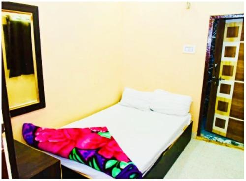 a bed in a room with a mirror and a bed sidx sidx sidx at Hotel Aliza Palace Ajmer AC OR NON AC ROOM in Ajmer