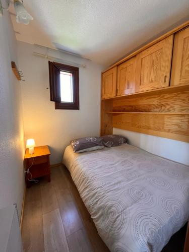 une chambre avec un lit, une table et une fenêtre dans l'établissement Appartement Duplex, à Habère-Poche