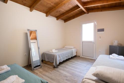 Ένα ή περισσότερα κρεβάτια σε δωμάτιο στο Camping Chania 