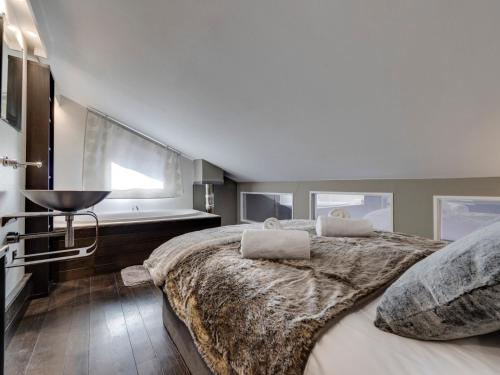 a bedroom with a large bed with two pillows at Tignes - Duplex rénové, 3 pièces, proche pistes, parking inclus - FR-1-641-115 in Tignes