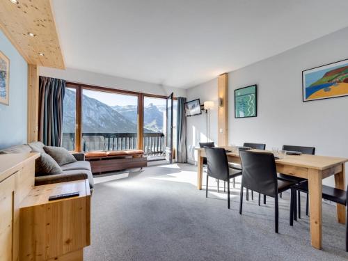 un salon avec un canapé, une table et des chaises dans l'établissement Appartement Tignes Le Lac avec balcon, 2 chambres pour 4 personnes - FR-1-641-25, à Tignes