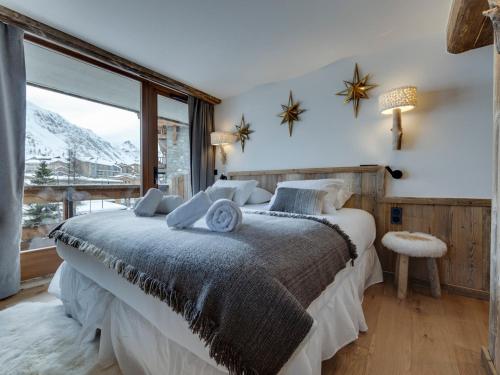 une chambre avec un lit et une grande fenêtre dans l'établissement Appartement de Standing à Tignes, Proche Pistes et Commerces, 4 Chambres - FR-1-641-18, à Tignes