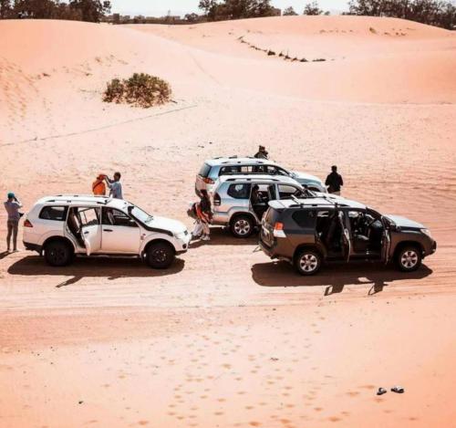 Επισκέπτες που μένουν στο Staying Desert Luxury Camp