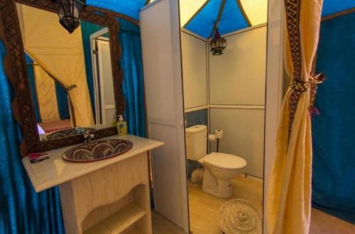 Ένα μπάνιο στο Staying Desert Luxury Camp