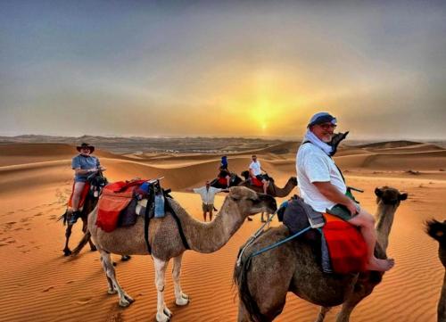 Επισκέπτες που μένουν στο Staying Desert Luxury Camp