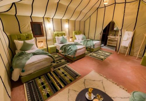 Ένα ή περισσότερα κρεβάτια σε δωμάτιο στο Staying Desert Luxury Camp