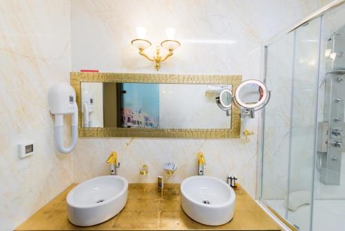 Bilik mandi di Fiscardonna Luxury Suites