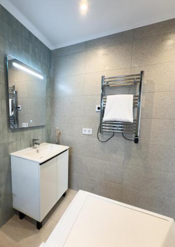 111 - Beachside Renovated 1BR apt 5 min from Beachにあるバスルーム