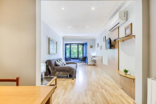 un salon avec un canapé et une table dans l'établissement Garbi 1-2 - Barneda Premium, à Roses