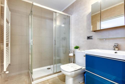 une salle de bain avec une douche, des toilettes et un lavabo dans l'établissement Garbi 1-2 - Barneda Premium, à Roses