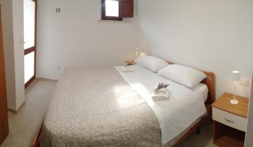a bedroom with a bed with white sheets and white pillows at Casa Pie' di Monte Refuge in Bisegna