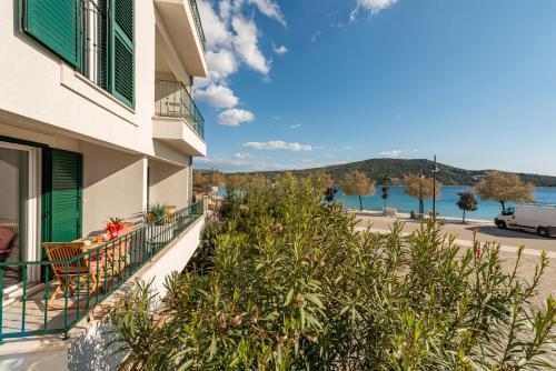 Beachfront Apartments Villa Šiša