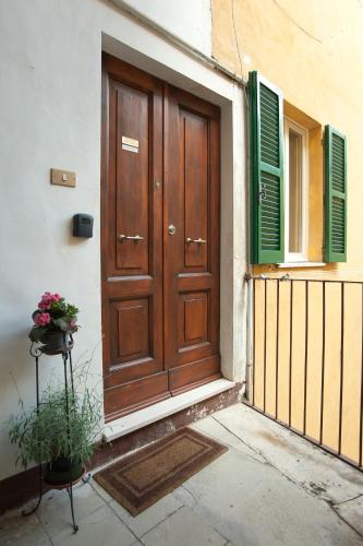a wooden door on the side of a building at Dimora Rugiada in Chieti