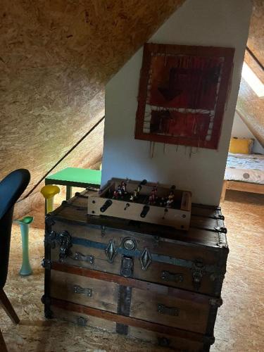 a wooden chest with a painting on top of it at Apartmán pod lesem in Hazlov