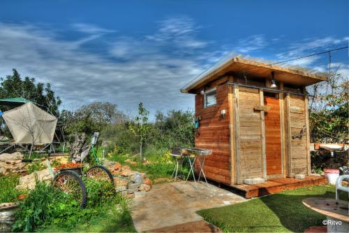 a wooden out house in a garden at Country lodging in Manot in Manot