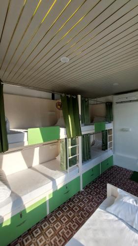Zimmer mit 2 Etagenbetten und einer Holzdecke in der Unterkunft Shiv Shakti Hostel in Rishikesh