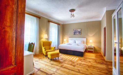Habitación de hotel con cama y silla en Goldsmith en Sibiu