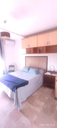 a bedroom with a large bed in a room at Apartamento Vino Tinto in Valdepeñas