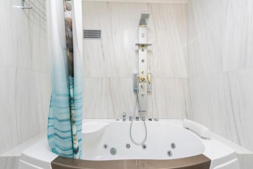 Bilik mandi di Fiscardonna Luxury Suites