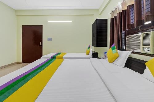 Una cama o camas en una habitación de Hotel Pragati Palace, Near Krishna Janambhumi, Mathura