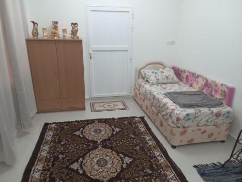 una sala de estar con un sofá y una alfombra en مسقط, en Maţraḩ