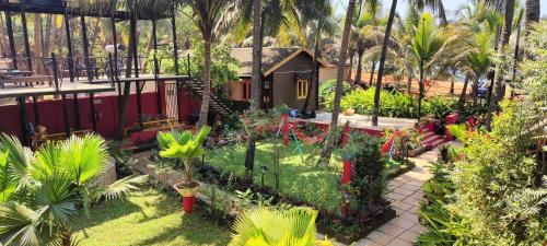 Κήπος έξω από το The Yuppi Hippi Beachpackers Hostel