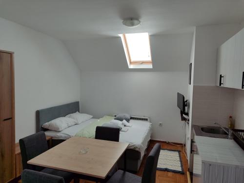 Un pat sau paturi într-o cameră la Apartment Marjana