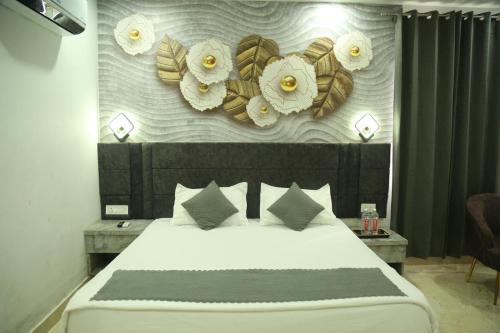 Cama o camas de una habitación en Paramhans Hotel